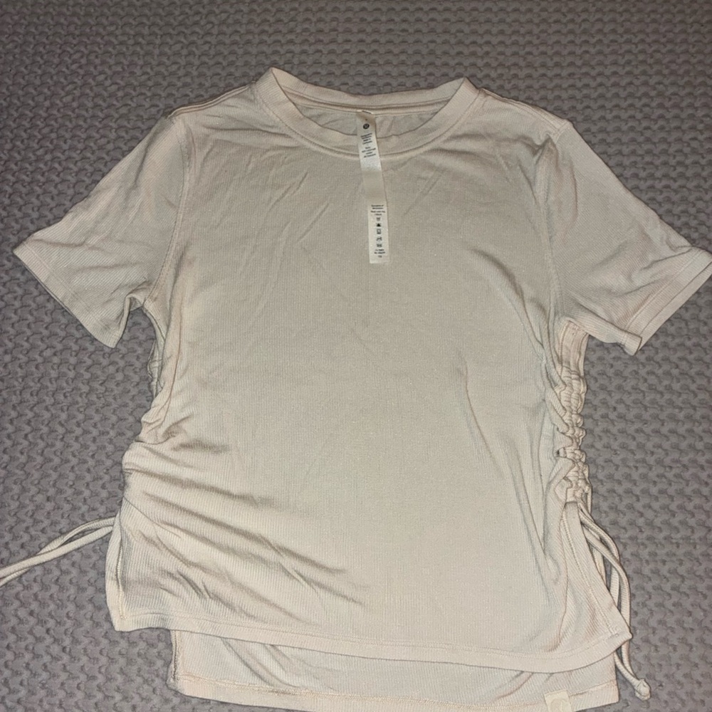 Lululemon cropped white workout t shirt with rouchd side detail